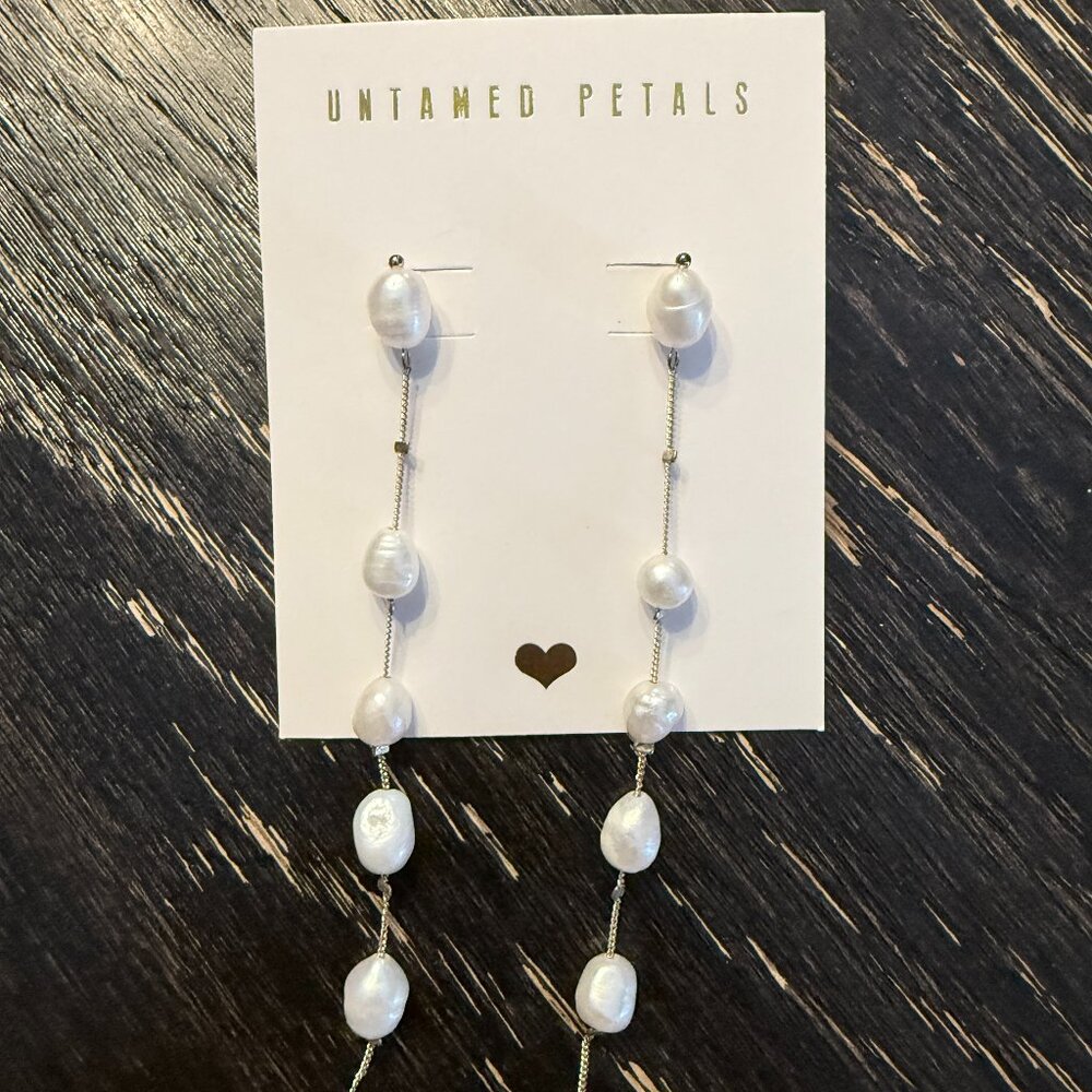 UNTAMED PETALS Becca Pearl Earrings